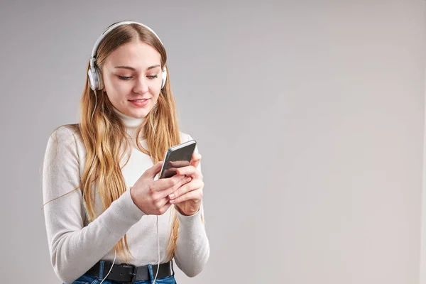Junge Frau Hört Musik Streaming Inhalte Spaß Beim Ansehen Von — Stockfoto