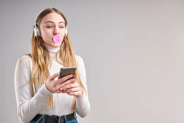 Junge Frau Hört Musik Streaming Inhalte Spaß Beim Ansehen Von — Stockfoto