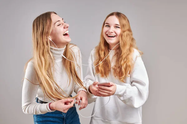 Молодые Девушки Слушают Музыку Вместе Потоковое Содержание Весело Смотреть Видео — стоковое фото