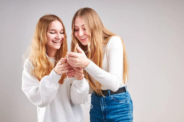 Chicas Jóvenes Escuchando Música Juntas Transmitiendo Contenido Divirtiéndose Viendo Videos —  Fotos de Stock