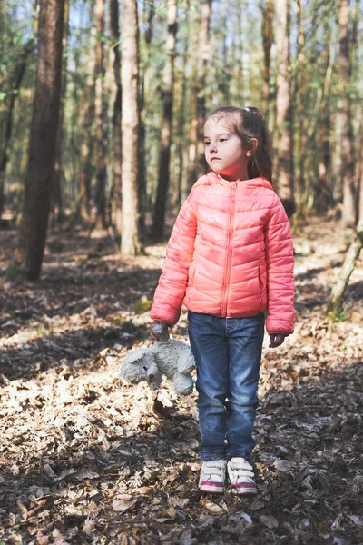 Little Girl Child Standing Stump Forest Walk Sunny Spring Day — Stock Photo, Image