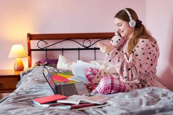 Estudiante Aprendiendo Línea Viendo Lección Remotamente Escuchando Profesor Hablando Con —  Fotos de Stock