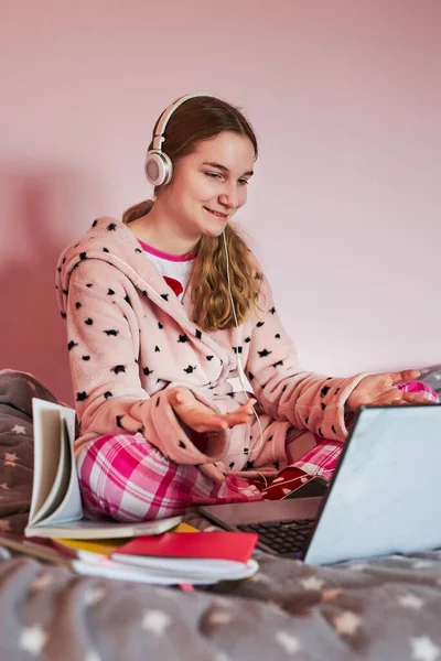Student Learning Online Watching Lesson Remotely Listening Professor Talking Classmates — Stock Photo, Image