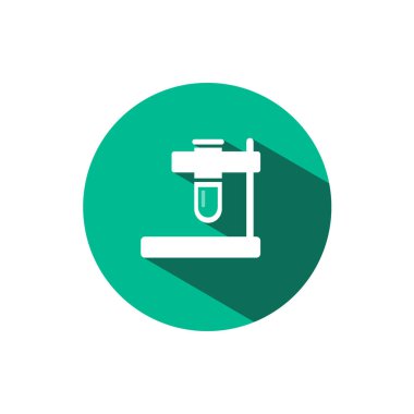 Yeşil çemberin üzerinde gölgesi olan test tüpü simgesi. Düz renk vektör eczane çizimi
