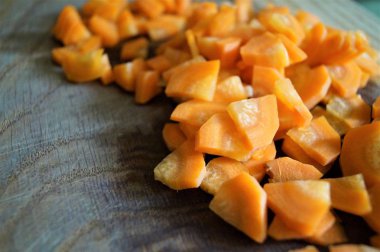 Havuç çorbası için turuncu üçgenleri ince ince kesin.