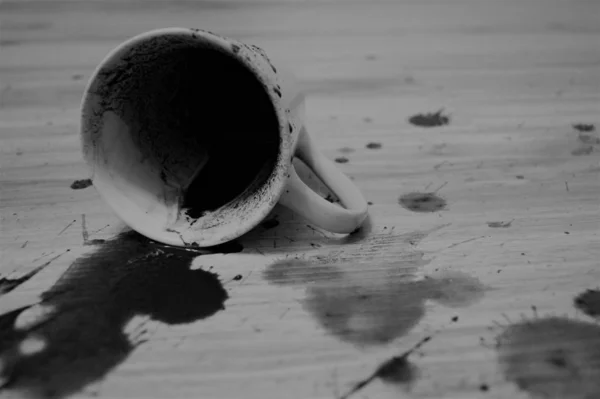 Глиняний Кубок Чорною Кавою Перекинутим Підлогу Проливши Чорну Білу Фотографію — стокове фото