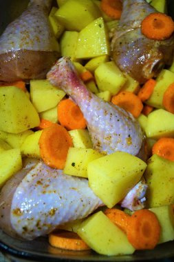 Tavuk sosisli sebze güveci ve sağlıklı bir öğle yemeği.