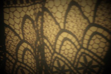 arkaplan soyutlaması, duvardaki ışık ve gölge oyunu ve stil tasarımı