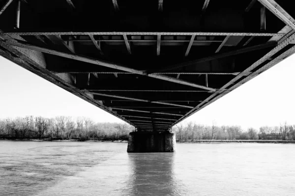 Stahlbrückenkonstruktion Über Dem Fluss Urbanistischer Blick Auf Die Erreichung Der — Stockfoto