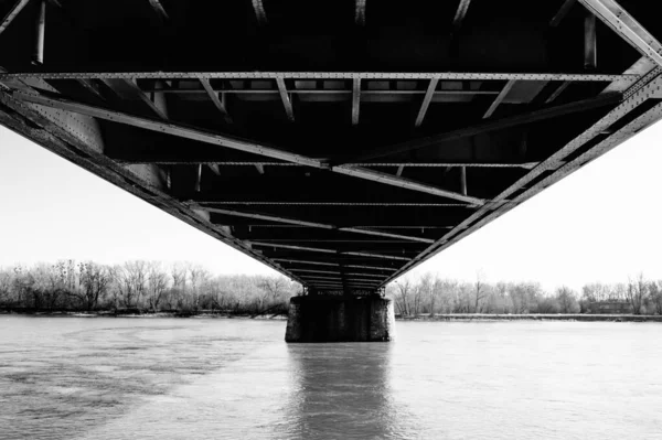 Stalen Brug Ontwerp Boven Rivier Stedenbouw Uitzicht Het Bereiken Van — Stockfoto