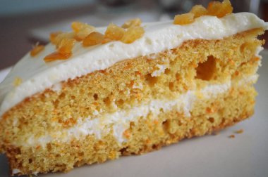 Lezzetli bir parça bisküvi ve beyaz kremalı tatlı yiyecek makro fotoğrafı.