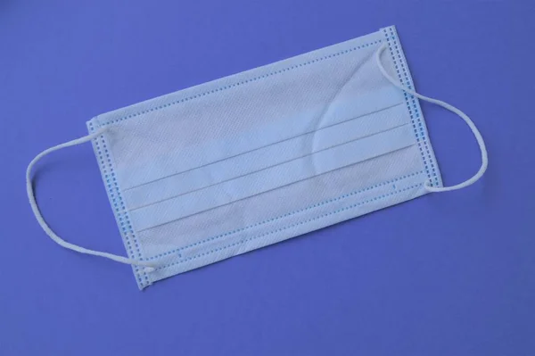 Mavi Arka Planda Beyaz Tek Kullanımlık Tıbbi Maske Kişisel Virüs — Stok fotoğraf