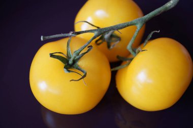 Üç sarı sebzeli domates ve koyu arkaplan diyet makro fotoğraf için sağlıklı yiyecekler.