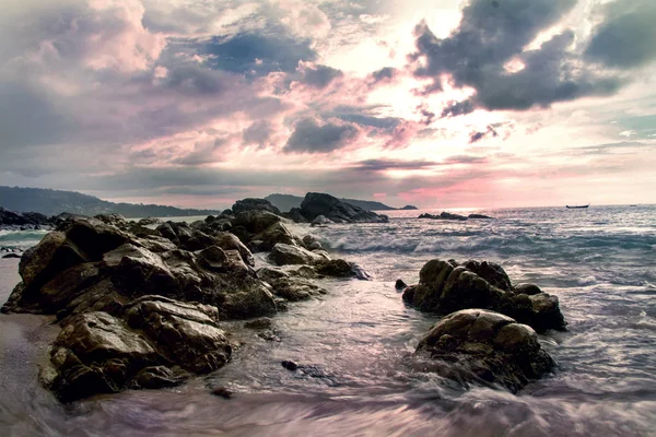 Okyanusu yakınlarındaki güzel pembe günbatımı — Stok fotoğraf