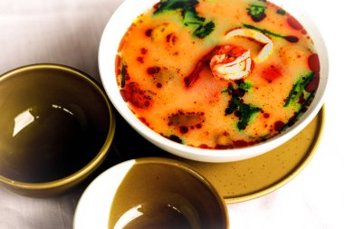 lezzetli tom yam çorba beyaz plaka