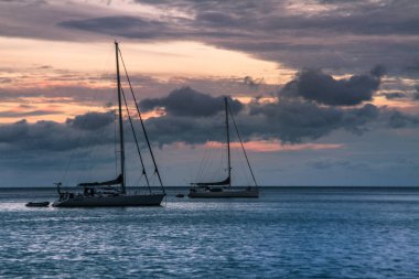 sabah erken saatlerde pürüzsüz denizde iki yat