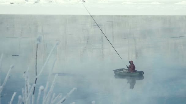 Der Fischer Fischt Auf Dem Fluss Vom Boot Aus Winterfischen — Stockvideo