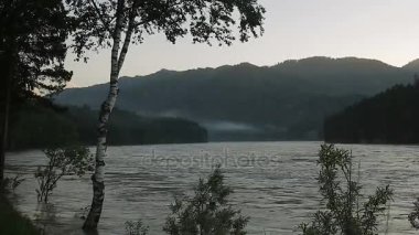 Altay çok güzel doğası. Tayga siste akşam nehir bir görünümünü kaplı