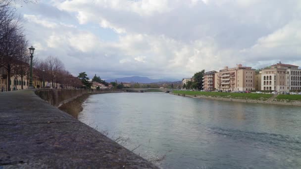 Άποψη του ποταμού Adige στη Βερόνα της Ιταλίας. — Αρχείο Βίντεο