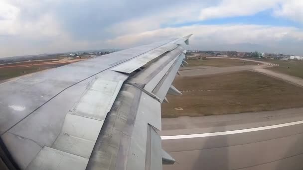 Blick aus dem Flugzeug bei der Landung auf dem Flughafen Verona. Italien. Europa. — Stockvideo
