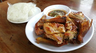 Yapışkan pirinç ve baharatlı sos ile Tay tarzı tavuk kızartma