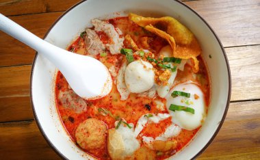 erişte Tom yum deniz ürünleri yumurta koymak