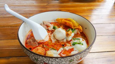 erişte Tom yum deniz ürünleri yumurta koymak