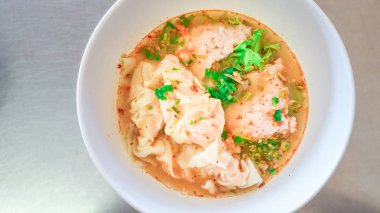 Tom Yum domuz mantı sıcak ve ekşi çorbası. domuz eti hamur tatlısı ve deniz ürünleri.