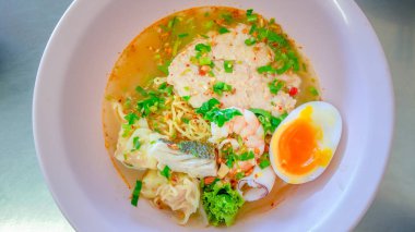 Tom Yum domuz mantı sıcak ve ekşi çorbası. domuz eti hamur tatlısı ve deniz ürünleri.