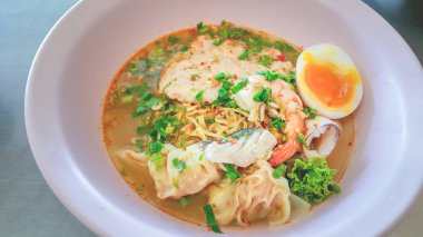 Tom Yum domuz mantı sıcak ve ekşi çorbası. domuz eti hamur tatlısı ve deniz ürünleri.