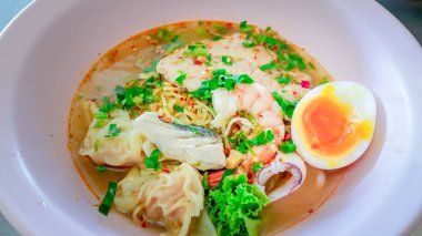 Tom Yum domuz mantı sıcak ve ekşi çorbası. domuz eti hamur tatlısı ve deniz ürünleri.