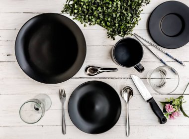 Görünümü siyah sofra set, kaşık, yemekleri, en iyi bıçak, akşam yemeği için cam .