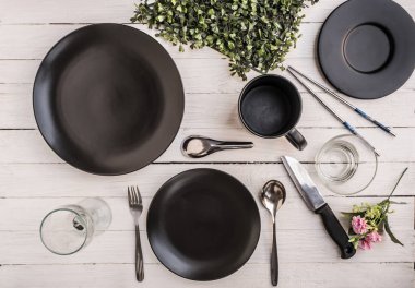 Görünümü siyah sofra set, kaşık, yemekleri, en iyi bıçak, akşam yemeği için cam .