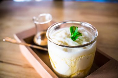 Kahve Espresso ve meyve Smoothies hizmet bir ahşap tepsi.