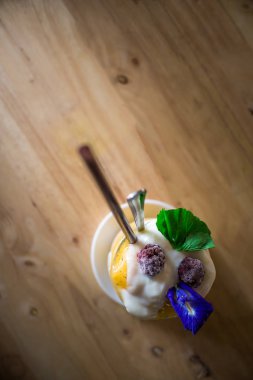 Üstte Mango meyve Smoothies ile. İyi olmak ve kilo kaybı kavramı, berry güler yüzlü. Ahşap masa.