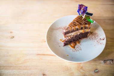 Karamel ile çikolatalı kek Topped.