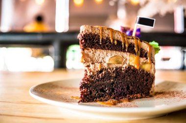 Karamel ile çikolatalı kek Topped.