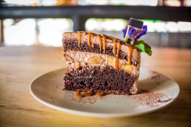 Karamel ile çikolatalı kek Topped.