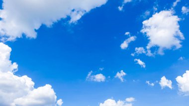 Beyaz bulutlu mavi gökyüzü 