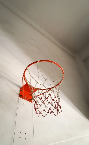 Eski Basketbol çember evin duvarına bitişik. Kim oynamıştı — Stok fotoğraf