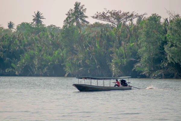 Güneşli bir günde bulanık nehirde tekne