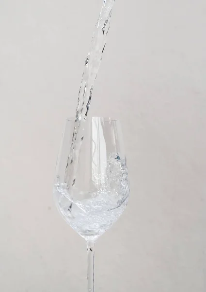 ワインのグラスに水を注ぐ — ストック写真