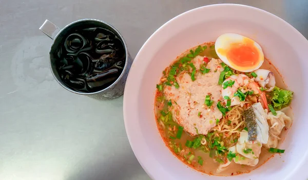 Tom Yum domuz mantı sıcak ve ekşi çorbası. domuz eti hamur tatlısı ve deniz ürünleri.