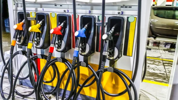 Bir Benzin Istasyonunda Yakıt Meme Pompası — Stok fotoğraf