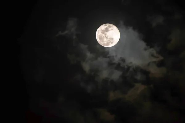 Månen Natten Ett Moln Som Passerade Över Royaltyfria Stockbilder