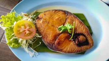 plaka üzerinde kızarmış balık