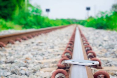 Kayıp Phone.The telefon düştü ve demiryolu parça düştü .