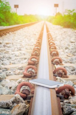 Kayıp Phone.The telefon düştü ve demiryolu parça düştü .