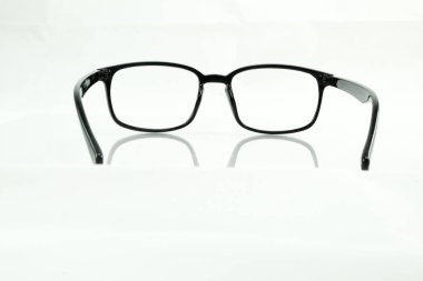 Beyaz arkaplanda gözlük