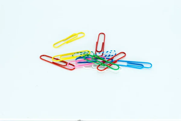 Kleurrijke Paperclips Een Witte Achtergrond — Stockfoto